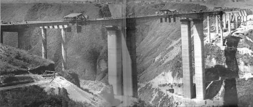 Imagen del puente Martín Prado Vélez, durante su construcción, en la década de 1970. (Foto: Biblioteca Nacional de Guatemala)