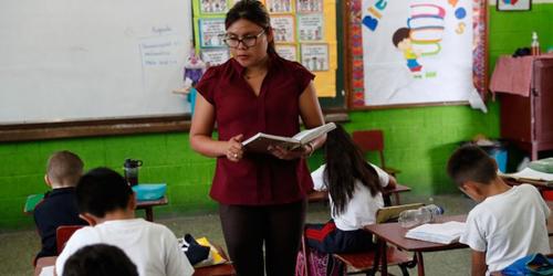 La Comisión de Educación del Congreso deberá decidir si es factible cambiar el estatus de maestros que tienen contrato temporal. (Foto: Archivo/Soy502)