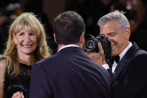 Sandler dejó atrás su estilo despreocupado para lucir elegante. (Foto: X)