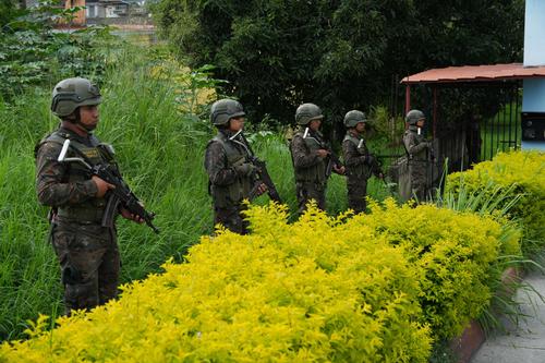Este es parte del contingente militar que permanece en las afueras de Cañadas del Río. (Foto: Wilder López/Soy502)