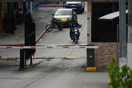 Agentes de la PNC están adentro de las colonias, en apoyo al personal del MP. (Foto: Wilder López/Soy502)