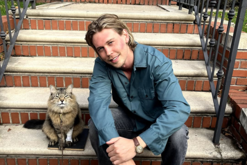 Austin Butler deja atrás su papel de Elvis Presley y da vida a un exbeisbolista atormentado por su pasado. (Foto: Instragram/Caught Stealing)