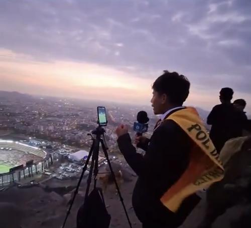 El joven improvisó una transmisión con su celular y su relato se volvió viral. (Foto: RR. SS.) 
