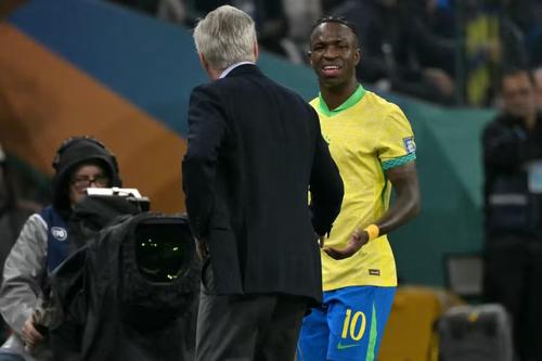 Ancelotti aseguró que Vini no es intocable en la lista de la selección carioca. (Foto: AFP)