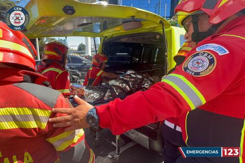 La víctima fue trasladada al área de traumatología del IGSS. (Foto: Bomberos Municipales)