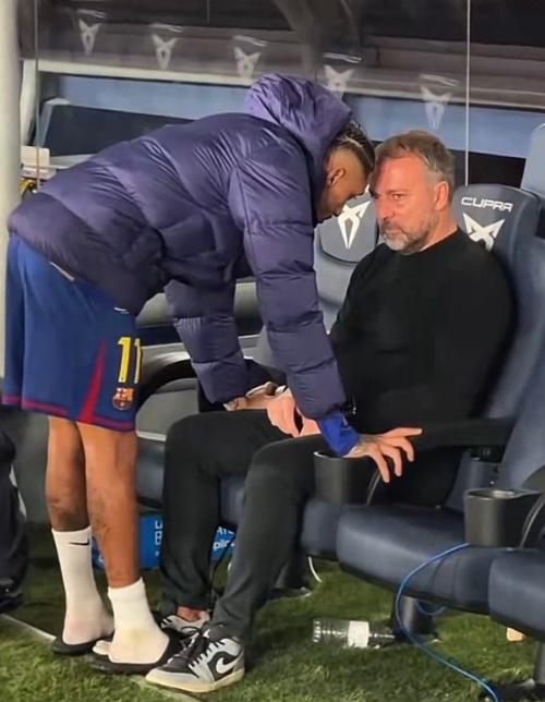 “Estaba decepcionado por las pérdidas de balón y por las dos expulsiones en el banquillo”, explicó Flick al referirse a la imagen en la que Raphinha aparece consolándolo. (Foto: RR. SS.)