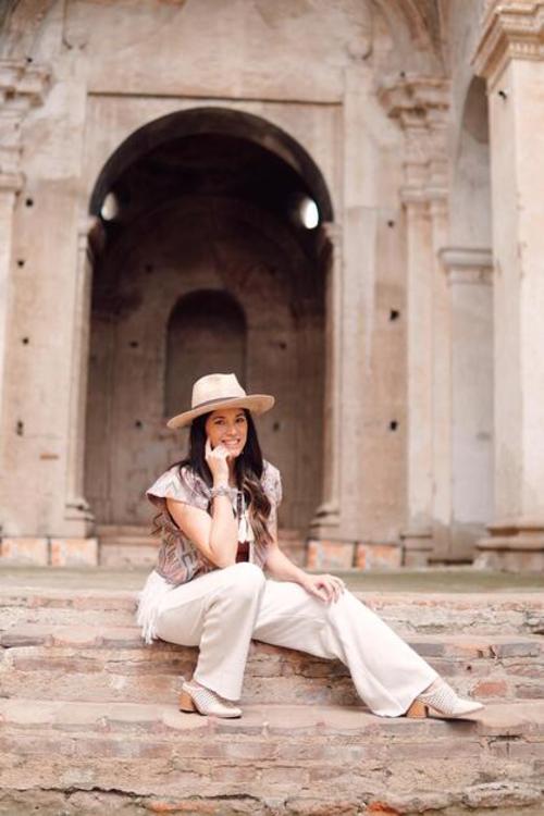 Alda Escobar luce una pieza hecha a mano por artesanos guatemaltecos.  (Foto: Cortesía: Madre Luna)