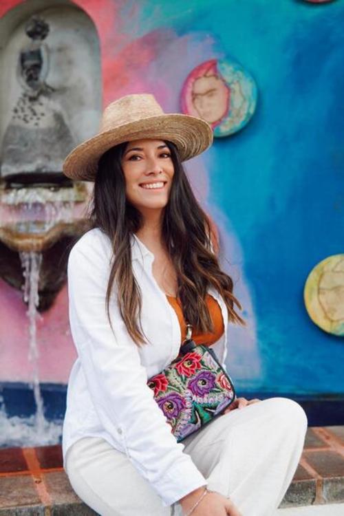 Alda Escobar con accesorios artesanales de Madre Luna. (Foto: Cortesía: Madre Luna)