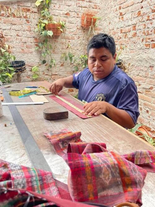 Artesanos guatemaltecos trabajan con telas tradicionales. (Foto: Cortesía: Madre Luna)
