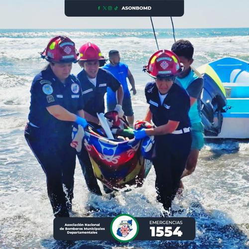 Los bomberos rescataron el cuerpo sin vida de una de las víctimas. (Foto: Asonbomd)