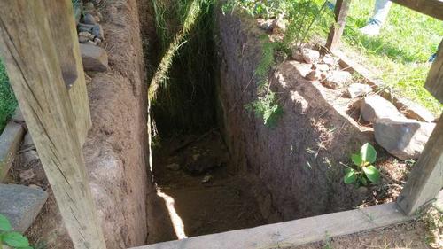 Excavación parcial en un montículo, mostrando capas de tierra y vestigios arquitectónicos. (Foto: Alfonso Guárquez/Colaborador)