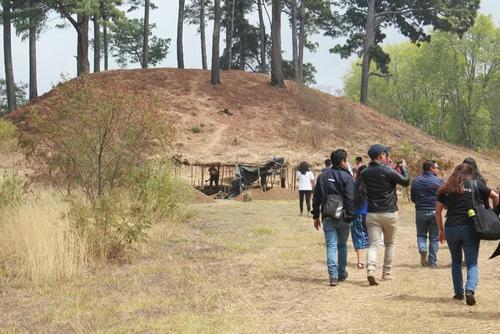 Estudiantes y turistas exploran el sitio arqueológico de Semetabaj. (Foto: Alfonso Guárquez/Colaborador)