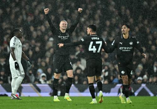 Haaland celebrando con sus compañeros el gol con el que alcanzó los 100 en la liga inglesa. (Foto: AFP)