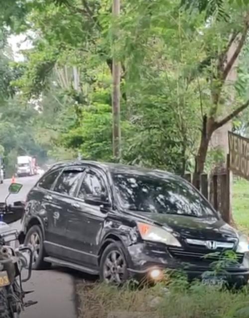En este carro se presume que viajaba el hombre que quedó sin vida a unos metros. (Foto: Nuestro Diario)
