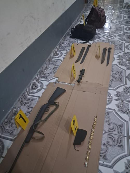 Arma de fuego, cartuchos y mira telescópica es parte de lo incautado por las autoridades. (Foto: MP)