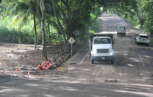 En varios tramos de Escuintla ya no hay asfalto, este es el ingreso al municipio de guanagazapa. (Foto: Jorge Morales / Colaborador)