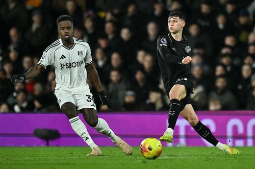 Foden (derecha), firmó una gran actuación al conseguir su segundo doblete de la semana tras marcarle dos tantos al Leeds en la anterior fecha. (Foto: AFP)