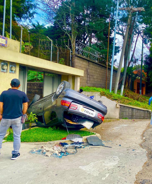 Luego de registrarse el accidente no se reportaron personas heridas. (Foto: PMT de Santa Catarina Pinula)
