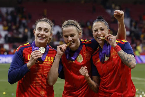 Las campeonas (de izq. a der.) Putellas, Paredes y Hermoso, posando con sus medallas tras finalizar el encuentro. (Foto: RR. SS.) 