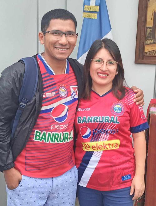 Los esposos posan con sus camisolas de Xelajú, a quien apoyarán esta noche desde Perú. (Foto: cortesía)