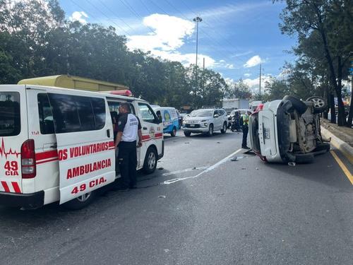 La camioneta de color blanca ha quedado volcado tras el accidente en el Anillo Periférico. (Foto: Bomberos Voluntarios)