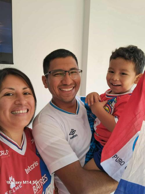 La familia Castro Fuentes apoya a Xelajú desde Perú. (Foto: cortesía)