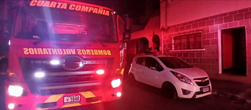 Tres estaciones trabajaron desde puntos claves para controlar y apagar el fuego. (Foto: Victor Ovando/ CVB)