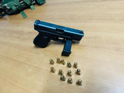 Al detenido se le incautó una pistola con reporte de robo. (Foto: PNC)