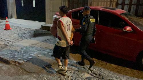 El joven fue trasladado a un juzgado para determinar su situación penal. (Foto: PNC)