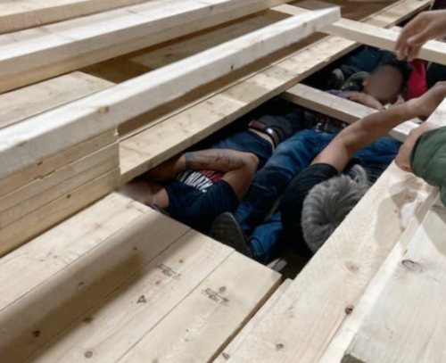 Los guatemaltecos fueron capturados y deportados junto a migrantes de otros países al encontrarlos en un compartimiento de madera de un trailer. (Foto ilustrativa: Laredo Morning Time)