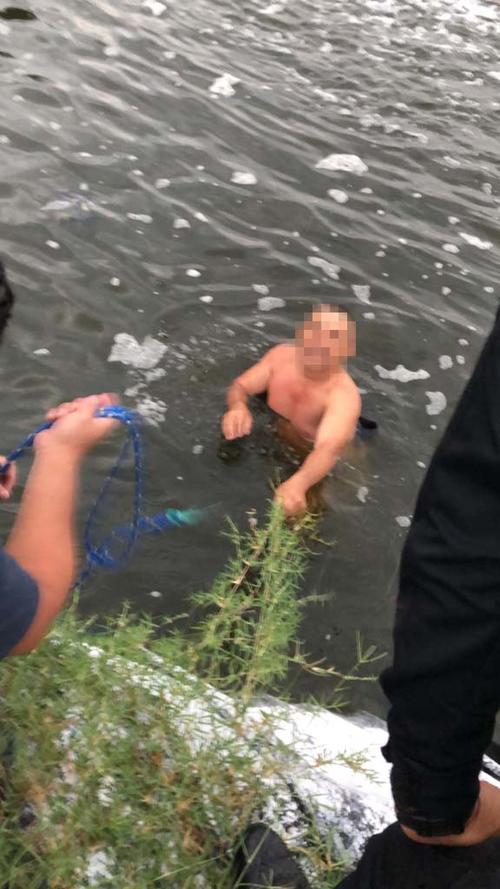 En 2022, Mario René García fue sorprendido por agentes de la PNC cuando pescaba e intentó huir por el agua. (Foto: Nuestro Diario)