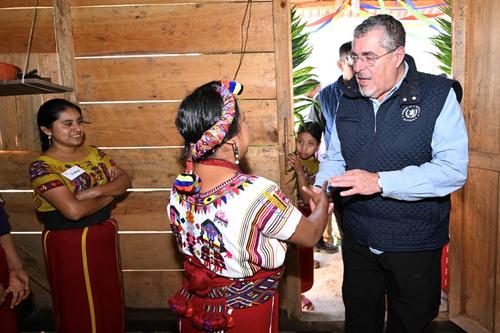 Gobierno, pisos de tierra, Mides, Bernardo Arévalo, 03