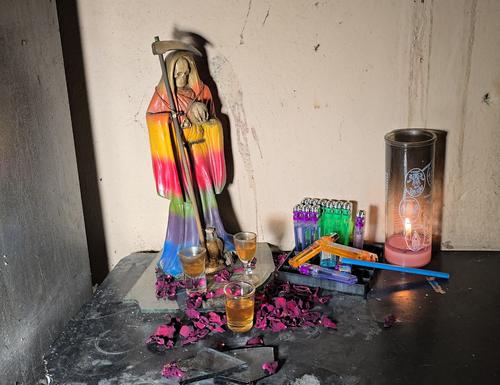 Durante el allanamiento se encontraron 2 altares alusivos a la Santa Muerte. (Foto: PNC)