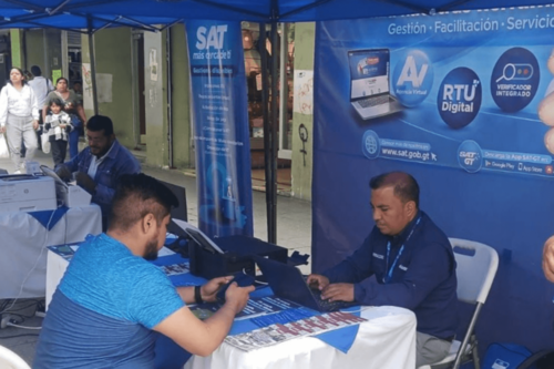 Personal de la SAT orienta a los usuarios sobre los requisitos para actualizar su información fiscal. (Foto: Carlos Monroy/Colaborador)
