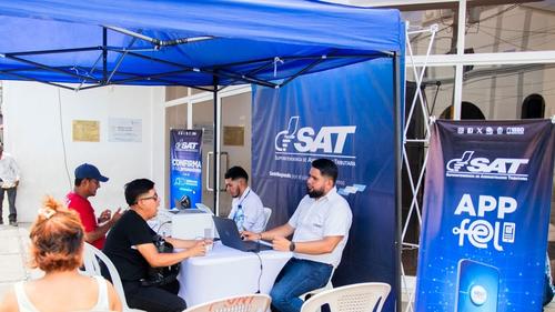 La SAT de Zacapa recibe a ciudadanos que buscan mantener al día su RTU y demás obligaciones fiscales. (Foto: Carlos Monroy/Colaborador)