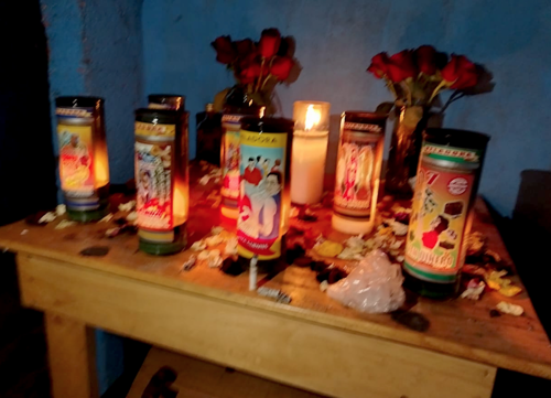 En una esquina del domicilio encontraron una mesa con veladoras con imágenes. (Foto: Hans Lemus/CBV)