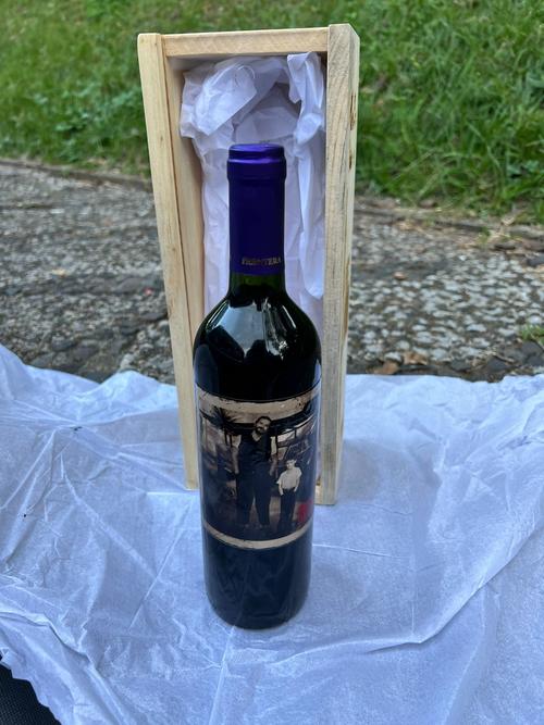 La caja contenía una botella de vino con temática de la gira. (Foto: Club de Fans Oficial Vivo Guatemala)