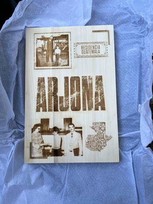 El obsequio incluyó una caja de madera con fotos de la infancia del artista. (Foto: Club de Fans Oficial Vivo Guatemala)