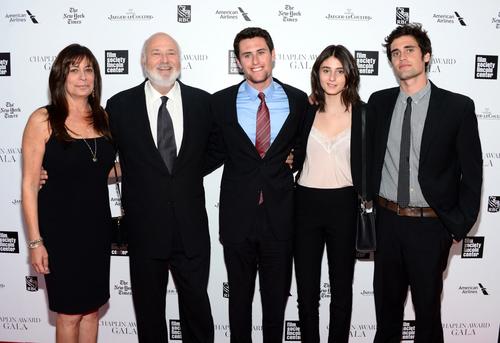 Rob y Michele Reiner junto a sus hijos. (Foto: AFP)