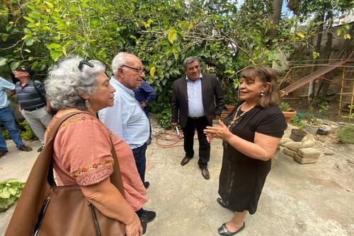 Miguel &Aacute;ngel Asturias Amado visit&oacute; el lugar donde su padre pas&oacute; parte de su ni&ntilde;ez. (Foto: FB Libro al Viento GT)