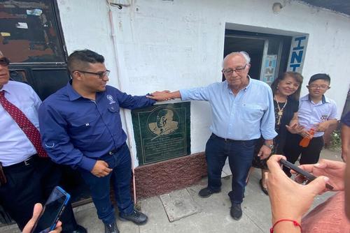 Se devel&oacute; una placa en las afueras de la casa que se alza sobre la que fue propiedad de don Gabino G&oacute;mez. (Foto: FB Libro al Viento GT)