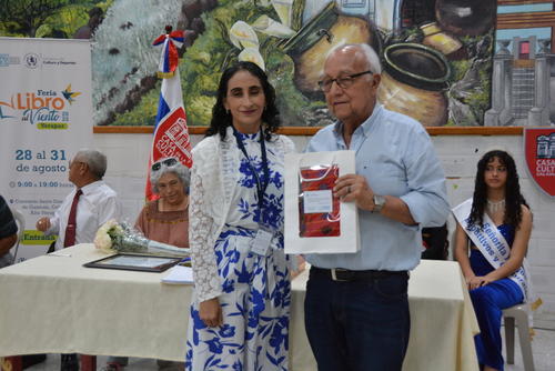 Miguel Asturias Amado recibi&oacute; m&uacute;ltiples reconocimientos durante su visita a la cabecera departamental. (Foto: Archivo)