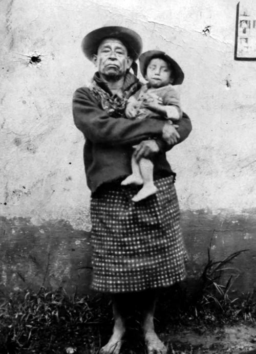 Miguel Cajtunaj en su etapa de abuelo, cargando a su nieto, demostrando el orgullo por su familia. (Foto: Alfonso Gu&aacute;rquez/Colaborador)