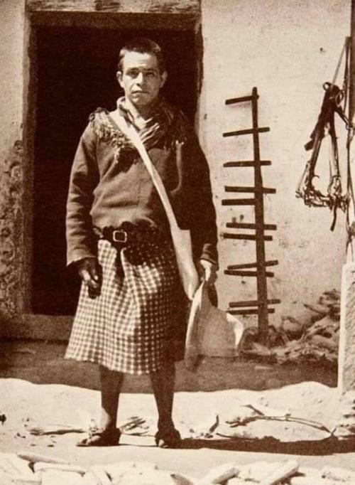 Miguel Cajtunaj en su juventud, vistiendo su indumentaria maya tradicional y llevando su morral de lana al hombro. (Foto: Alfonso Gu&aacute;rquez/Colaborador)