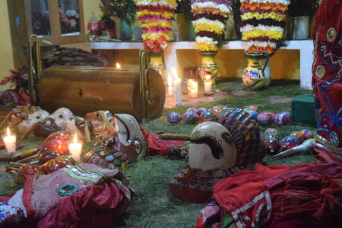 La velaci&oacute;n y bendici&oacute;n de m&aacute;scaras es parte de la tradicional danza. (Foto: Edwin Gua/Colaborador)