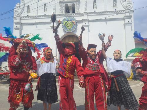 Los guacamayos asisten al se&ntilde;or Ma'muun en su combate contra Quich&eacute; Winak. (Foto: Edwin Gua/Colaborador)