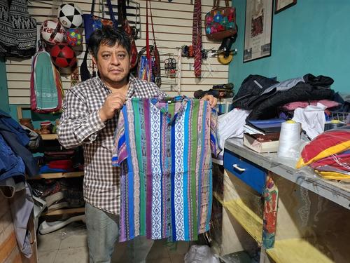 Marco Vinicio Santos Tizol, esposo de Felisa L&oacute;pez apoya en la confecci&oacute;n de las prendas. (Foto: Josu&eacute; Ardeano/Colaborador)