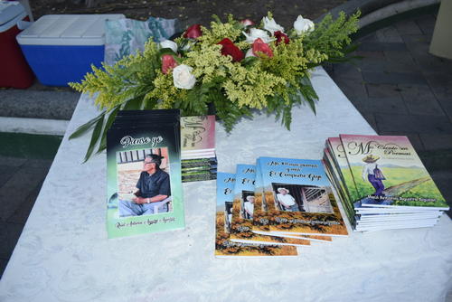 Estos son algunos de los libros publicados por el profesor Ra&uacute;l Antonio Aguirre Aguilar. (Foto: Nehem&iacute;as Guti&eacute;rrez/Colaborador)