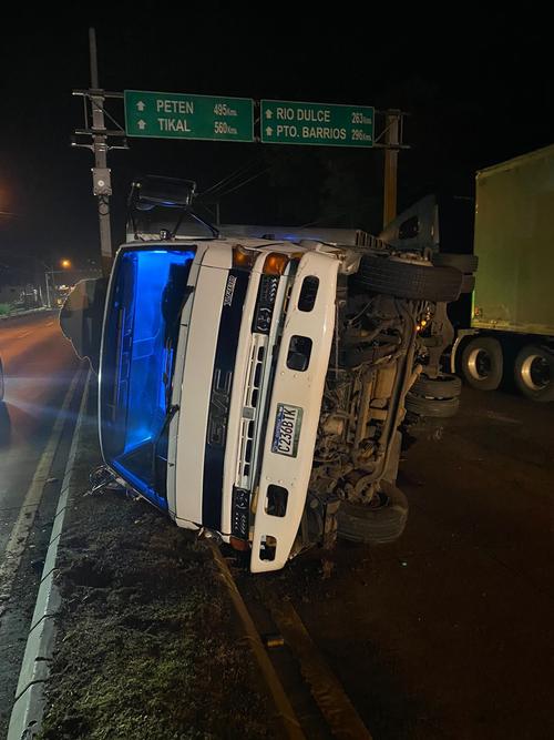 El veh&iacute;culo de transporte pesado ya est&aacute; siendo retirado. (Foto: Municipalidad de Guatemala)