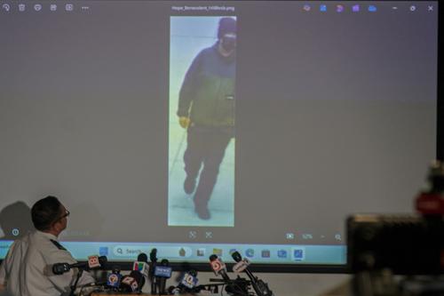 El coronel Oscar P&eacute;rez, jefe del Departamento de Polic&iacute;a de Providence, proyect&oacute; la imagen de una persona de inter&eacute;s en el tiroteo masivo del 13 de diciembre en la Universidad de Brown (Foto: AFP)